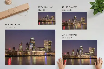 Moderne decoratieve poster met moderne wolkenkrabbers, lichtreflecties en de lucht