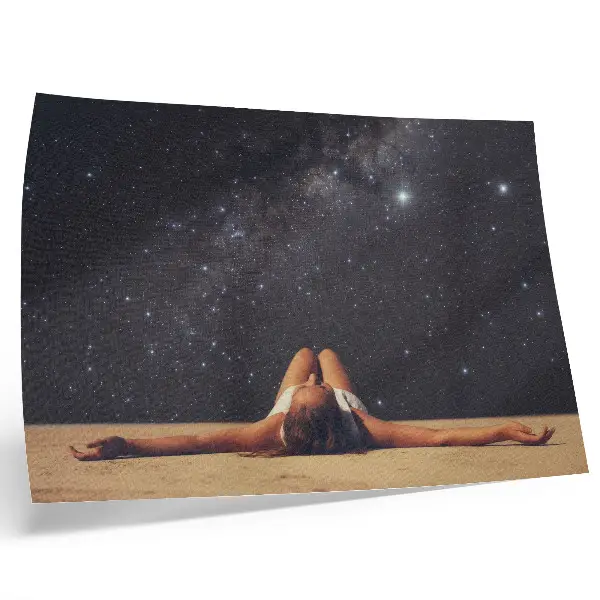 Poster surrealistische figuur onder een sterrenhemel