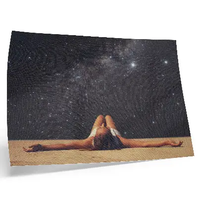 Poster surrealistische figuur onder een sterrenhemel
