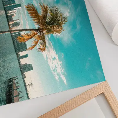 Moderne decoratieve poster met een afbeelding van palmbomen, een meer en wolkenkrabbers onder een turkooise lucht