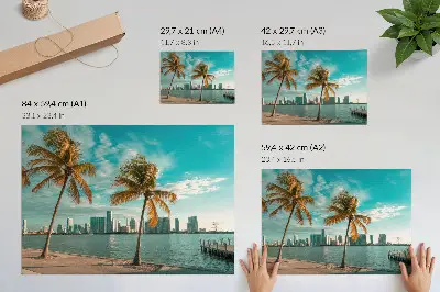 Moderne decoratieve poster met een afbeelding van palmbomen, een meer en wolkenkrabbers onder een turkooise lucht