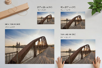 Stijlvolle wandposter metalen brug kathedraal rivier vredige zonsondergang