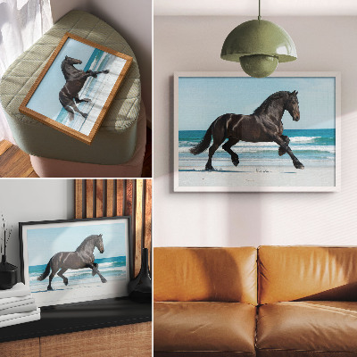 Stijlvolle wandposter Paard galopperend langs de kust, blauwe lucht