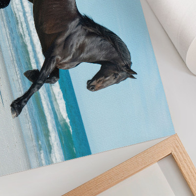 Stijlvolle wandposter Paard galopperend langs de kust, blauwe lucht