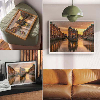 Poster Rustig water, bakstenen gebouwen, warm licht