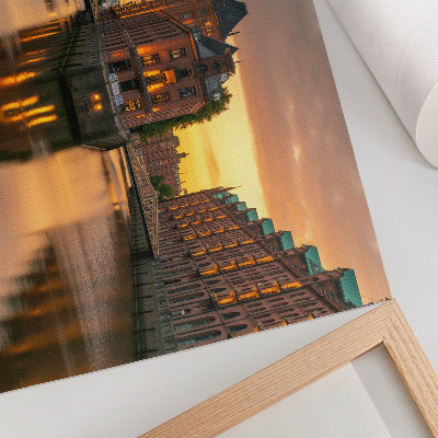 Poster Rustig water, bakstenen gebouwen, warm licht