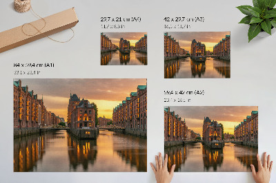 Poster Rustig water, bakstenen gebouwen, warm licht