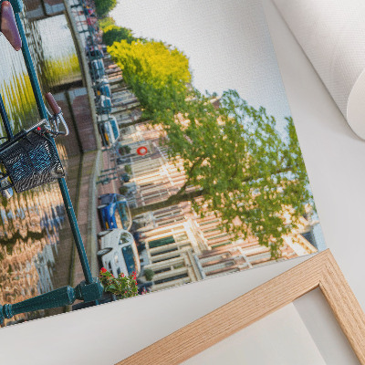 Moderne decoratieve poster Kanaal, brug, bomen, gebouwen, fiets, bloemen