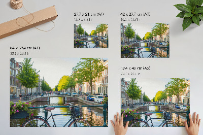 Moderne decoratieve poster Kanaal, brug, bomen, gebouwen, fiets, bloemen