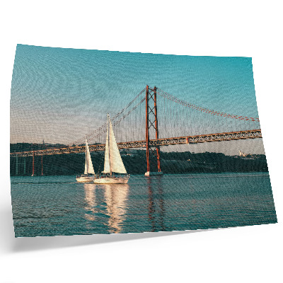 Moderne decoratieve poster Een brug en zeilboten op het water in pasteltinten.