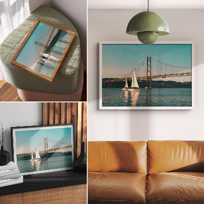 Moderne decoratieve poster Een brug en zeilboten op het water in pasteltinten.
