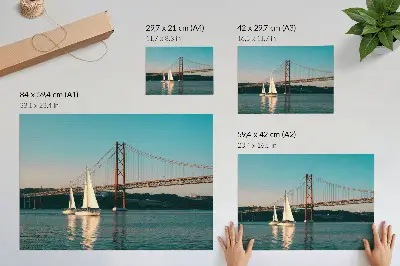 Moderne decoratieve poster met een brug en zeilboten op het water in pasteltinten