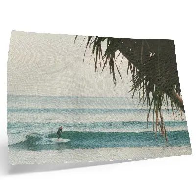 Poster met strand en surfende golven bij palmbomen in de natuur