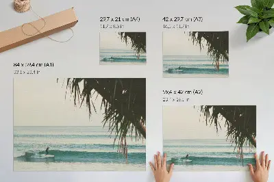 Poster met strand en surfende golven bij palmbomen in de natuur