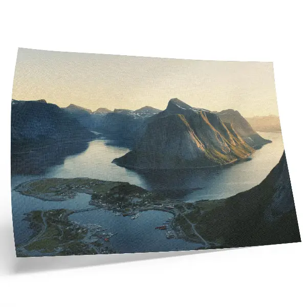 Poster met een fjord, bergen en water bij zonsondergang in een harmonieus natuurlandschap