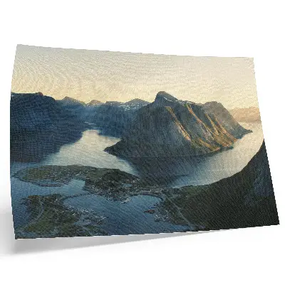 Poster met een fjord, bergen en water bij zonsondergang in een harmonieus natuurlandschap