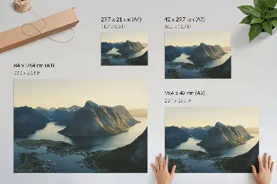 Poster met een fjord, bergen en water bij zonsondergang in een harmonieus natuurlandschap