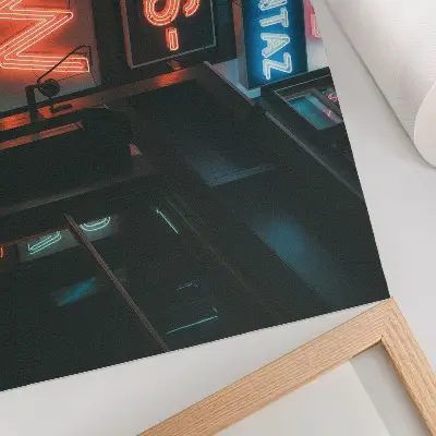 Moderne decoratieve poster kleurrijke neonreclames in een avondlijke sfeer