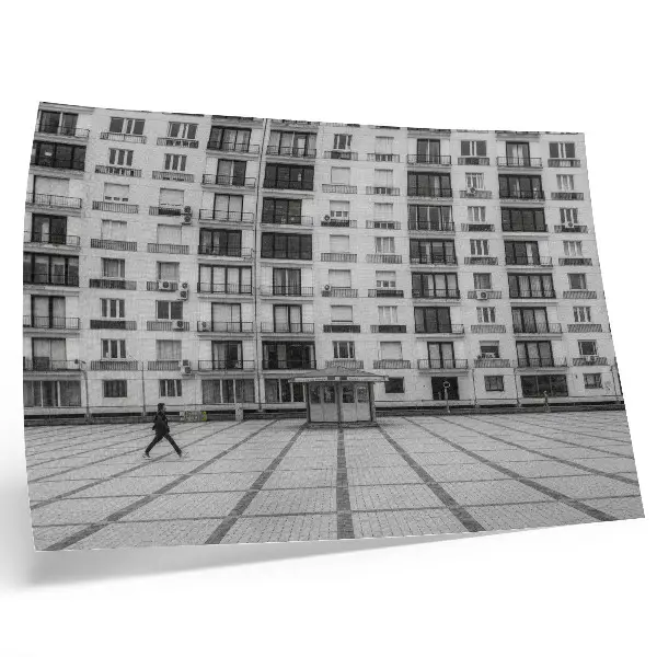 Stijlvolle wandposter modern gebouw met balkons en een plein