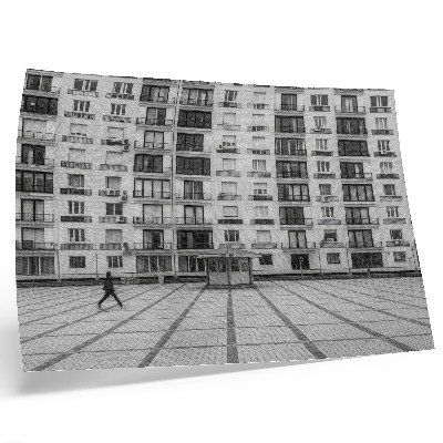 Stijlvolle wandposter Een modern gebouw met balkons en een plein.
