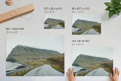Stijlvolle wandposter met bergweg in mysterieuze mist