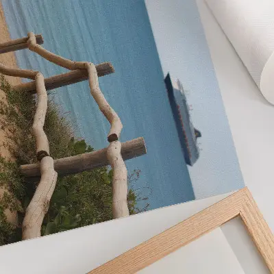 Poster met strandschip op zee met houten relingen en zand