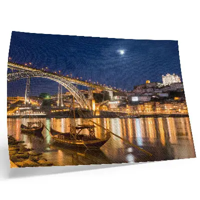 Stijlvolle wandposter verlichte brug met boten in de stad bij nacht