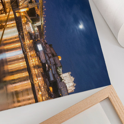 Stijlvolle wandposter Brug 's nachts verlicht, stad met waterboten