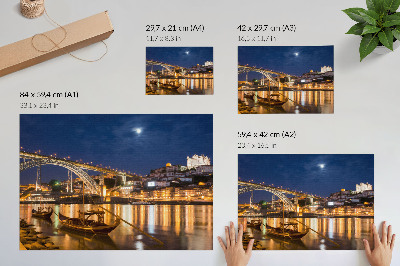 Stijlvolle wandposter Brug 's nachts verlicht, stad met waterboten