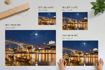 Stijlvolle wandposter verlichte brug met boten in de stad bij nacht
