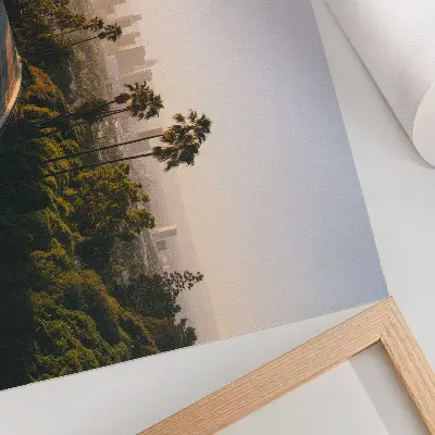 Moderne decoratieve poster met palmbomen en de skyline van de stad in de zon