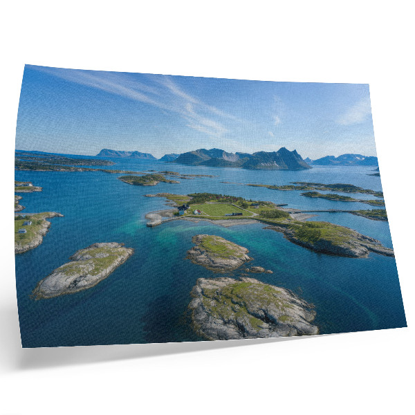 Moderne decoratieve poster Eilanden met bergen, blauwe lucht en groene vegetatie