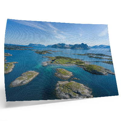 Moderne decoratieve poster Eilanden met bergen, blauwe lucht en groene vegetatie