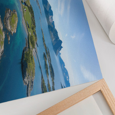 Moderne decoratieve poster Eilanden met bergen, blauwe lucht en groene vegetatie