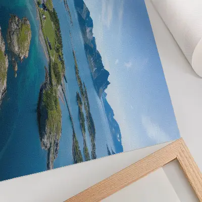 Moderne decoratieve poster met eilanden, bergen, blauwe lucht en groene vegetatie