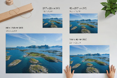 Moderne decoratieve poster Eilanden met bergen, blauwe lucht en groene vegetatie