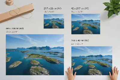 Moderne decoratieve poster met eilanden, bergen, blauwe lucht en groene vegetatie