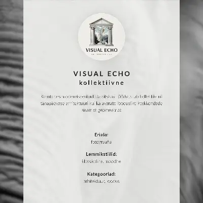 Poster met een rechte weg, monumentale bergen en warme kleuren