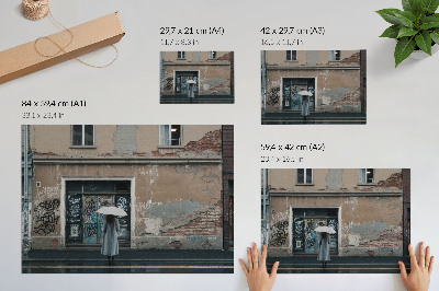 Poster Een persoon met een paraplu voor een muur vol graffiti.