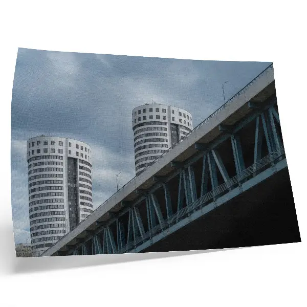 Stijlvolle wandposter met een afbeelding van een brug en wolkenkrabbers in een modern en symmetrisch design