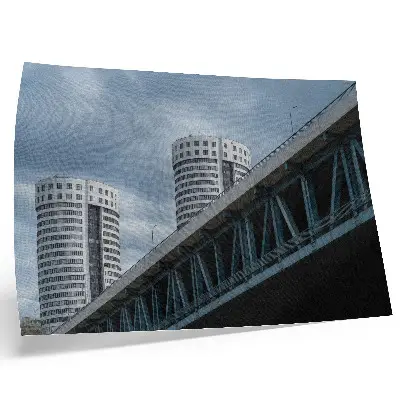 Stijlvolle wandposter met een afbeelding van een brug en wolkenkrabbers in een modern en symmetrisch design