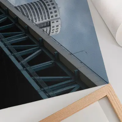Stijlvolle wandposter met een afbeelding van een brug en wolkenkrabbers in een modern en symmetrisch design