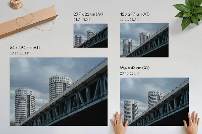 Stijlvolle wandposter met een afbeelding van een brug en wolkenkrabbers in een modern en symmetrisch design