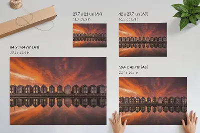 Poster kleurrijke huizen aan het water tijdens de zonsondergang