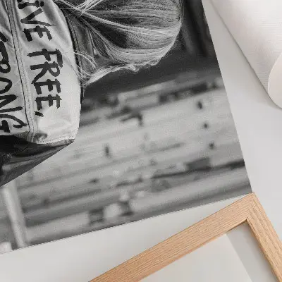 Stijlvolle wandposter zwarte jas met opschriften en een contrastrijke compositie