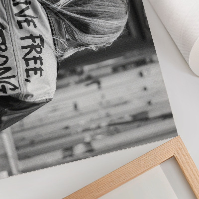 Stijlvolle wandposter Zwarte jas met opschriften, sterke compositie, contrast