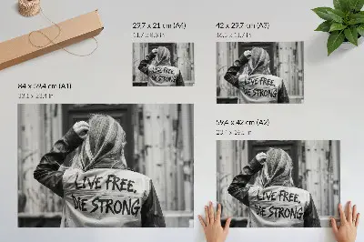 Stijlvolle wandposter zwarte jas met opschriften en een contrastrijke compositie