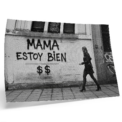 Moderne decoratieve poster Een contrasterend stadsbeeld met zwart-witte graffiti.