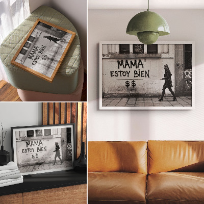 Moderne decoratieve poster Een contrasterend stadsbeeld met zwart-witte graffiti.