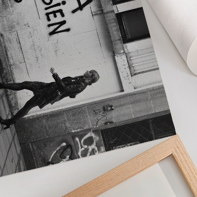 Moderne decoratieve poster Een contrasterend stadsbeeld met zwart-witte graffiti.